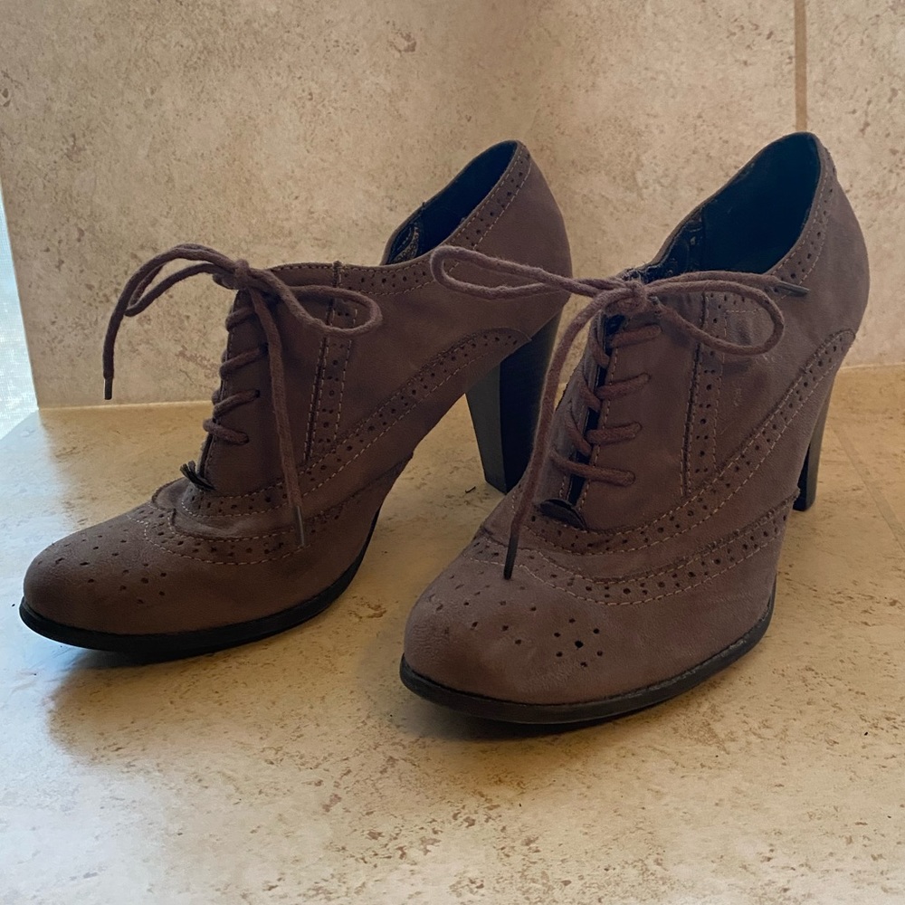 Loafer/saddle shoe-esque chunky heel